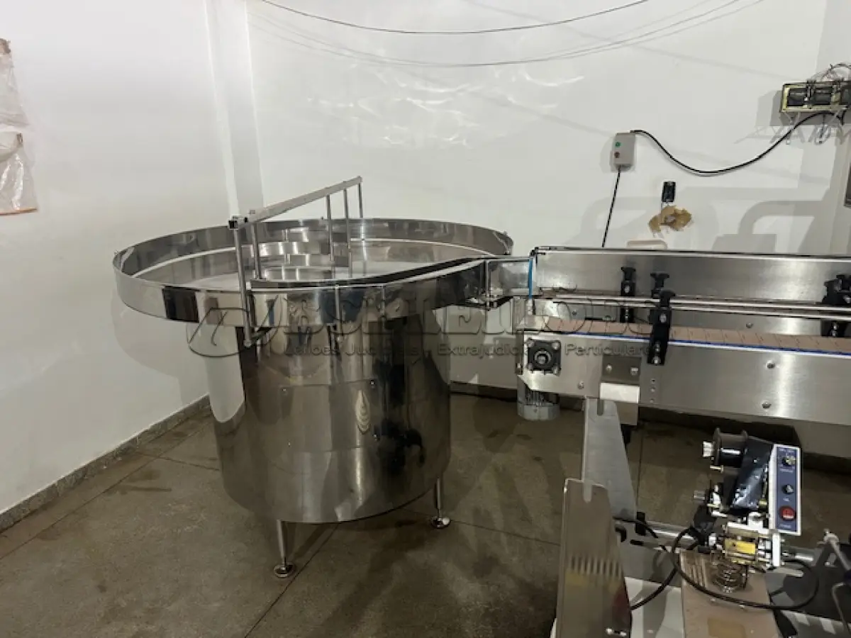 LOTE 001 - 01 FÁBRICA DE BEBIDAS COMPLETA, PRONTA PARA A OPERAÇÃO. OS EQUIPAMENTOS SERVEM PARA ENVASE DE LÍQUIDOS E PODEM SER USADOS PARA SUCO, ÁGUA MINERAL, CHÁ, KOMBUCHA, CERVEJA, VINHO, LEITE E IOGURTE. TODOS OS EQUIPAMENTOS QUE ENTRAM EM CONTATO COM A BEBIDA SEGUEM AS NORMAS EXIGIDAS PELO MINISTÉRIO DA AGRICULTURA (DE INOX OU OUTRO MATERIAL INERTE, FACILMENTE LAVÁVEIS E DESMONTÁVEIS). SÃO MODERNOS E DE ALTÍSSIMA QUALIDADE. A ENVASADORA CAVALARI POSSUI CAPACIDADE PARA PRODUZIR 4400 GARRAFAS POR HORA, JÁ FECHADAS, E É DE FÁCIL OPERAÇÃO, SENDO NECESSÁRIO SOMENTE 2 FUNCIONÁRIOS PARA OPERÁ-LA (UM NA ENTRADA DAS GARRAFAS E OUTRO NA SAÍDA), SEM QUE TENHAM CONTATO COM O LÍQUIDO ENVASADO, AUMENTANDO A SEGURANÇA SANITÁRIA. A CÂMARA FRIA POSSUI SISTEMA ONLINE ONDE É POSSÍVEL VERIFICAR A TEMPERATURA DA MESMA POR APLICATIVO NO CELULAR. TODOS OS EQUIPAMENTOS FUNCIONAM PERFEITAMENTE E SUA MANUTENÇÃO ERA FREQUENTE, O ÓLEO DOS COMPRESSORES SEMPRE FOI TROCADO NA DATA CERTA, E TODOS OS EQUIPAMENTOS SEMPRE FICARAM PROTEGIDOS DENTRO DA FÁBRICA. IDEAL PARA QUEM QUER COMEÇAR UM NEGÓCIO NA ÁREA DE BEBIDAS OU LATICÍNIOS, OU QUER AMPLIAR O SEU NEGÓCIO E DEIXAR A PRODUÇÃO MAIS SEGURA E EFICIENTE.(NO ESTADO)
