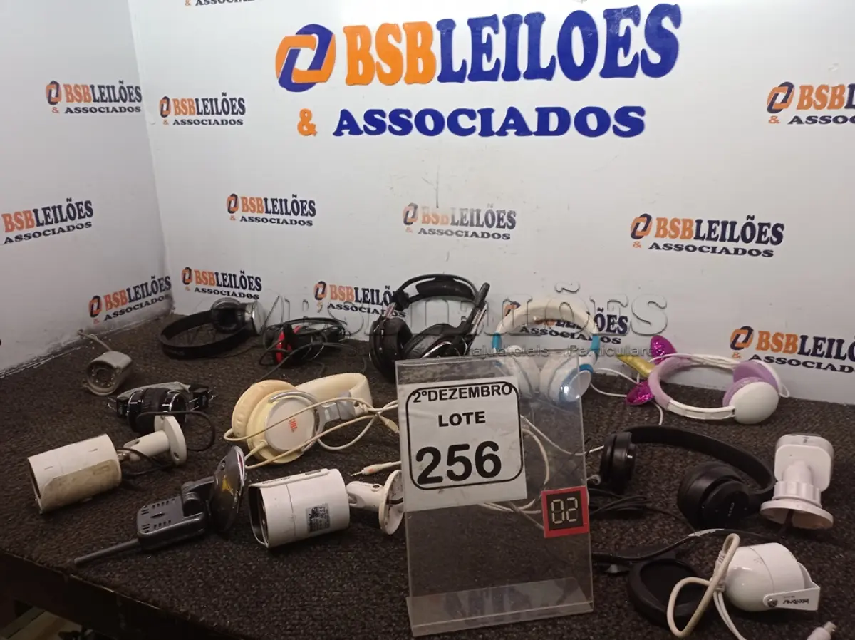 LOTE 256 - 01 LOTE C/VÁRIAS CÂMERAS DE SEGURANÇA E FONES DE OUVIDOS. (NO ESTADO) ATENÇÃO! FAZER A VISITAÇÃO ANTES DE ARREMATAR, NÃO SABEMOS SE FUNCIONA. LEILÃO NÃO TEM GARANTIA E NEM DEVOLUÇÃO, SUJEITO A POSSÍVEIS AVARIAS VISÍVEIS/OCULTAS E/OU AUSÊNCIA DE COMPONENTES.