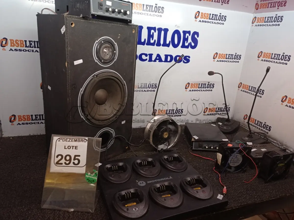 LOTE 295 - 01 CAIXA DE SOM, 02 COOLERS, 01 BASE P/RÁDIO COMUNICADORES, 03 MICROFONES DE MESA E ELETRÔNICOS DIVERSOS. (NO ESTADO) ATENÇÃO! FAZER A VISITAÇÃO ANTES DE ARREMATAR, NÃO SABEMOS SE FUNCIONA. LEILÃO NÃO TEM GARANTIA E NEM DEVOLUÇÃO, SUJEITO A POSSÍVEIS AVARIAS VISÍVEIS/OCULTAS E/OU AUSÊNCIA DE COMPONENTES.
