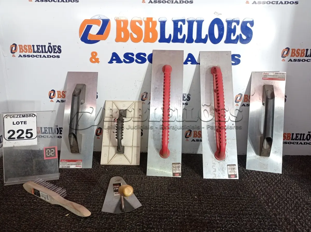LOTE 225 - 04 DESEMPENADEIRAS, 01 COLHER DE OBRAS E 01 ESCOVA DE AÇO MARCAS E MODELOS DIVERSOS(NOVO). (NO ESTADO) ATENÇÃO! FAZER A VISITAÇÃO ANTES DE ARREMATAR, NÃO SABEMOS SE FUNCIONA. LEILÃO NÃO TEM GARANTIA E NEM DEVOLUÇÃO, SUJEITO A POSSÍVEIS AVARIAS VISÍVEIS/OCULTAS E/OU AUSÊNCIA DE COMPONENTES.