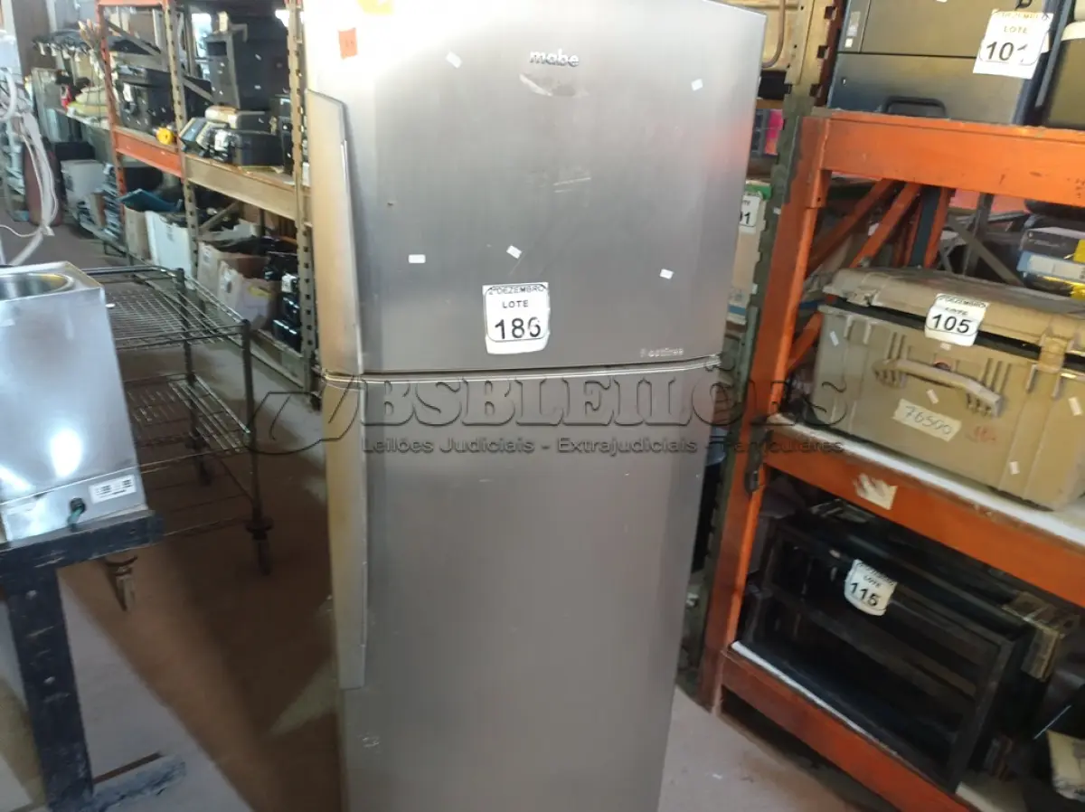 LOTE 186 - 01 GELADEIRA MARCA MABE 220V. (NO ESTADO) ATENÇÃO! FAZER A VISITAÇÃO ANTES DE ARREMATAR, NÃO SABEMOS SE FUNCIONA. LEILÃO NÃO TEM GARANTIA E NEM DEVOLUÇÃO, SUJEITO A POSSÍVEIS AVARIAS VISÍVEIS/OCULTAS E/OU AUSÊNCIA DE COMPONENTES.