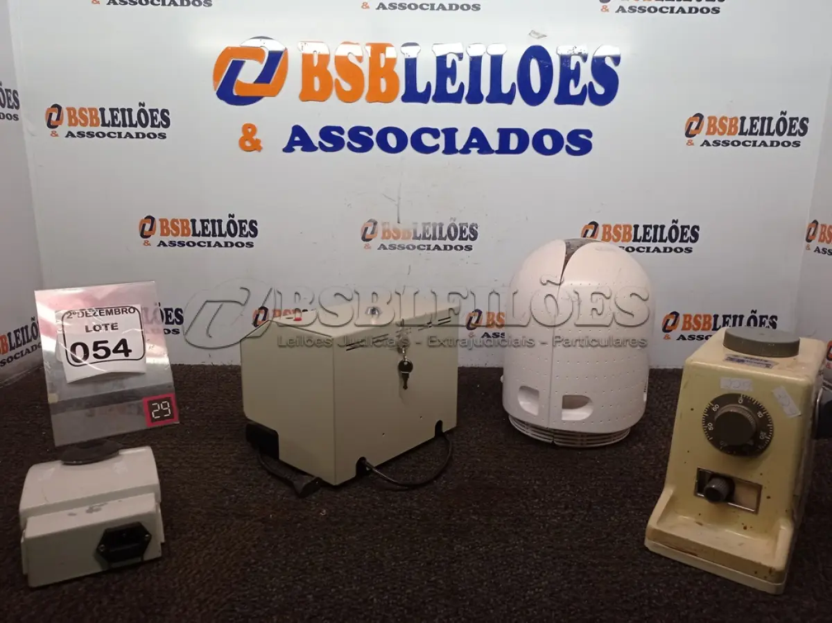 LOTE 054 - 01 RELÓGIO DE PONTO MARCA HENRY, 01 PURIFICADOR DE AR AIR FREE, 01 AMALGAMADOR E 01 AGITADOR DE TUBO. (NO ESTADO) ATENÇÃO! FAZER A VISITAÇÃO ANTES DE ARREMATAR, NÃO SABEMOS SE FUNCIONA. LEILÃO NÃO TEM GARANTIA E NEM DEVOLUÇÃO, SUJEITO A POSSÍVEIS AVARIAS VISÍVEIS/OCULTAS E/OU AUSÊNCIA DE COMPONENTES.