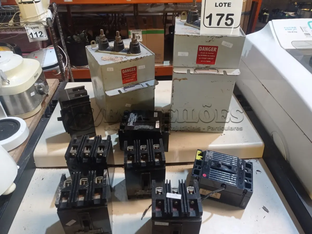 LOTE 175 - 02 CAPACITORES E 07 DISJUNTORES MARCAS E MODELOS DIVERSOS. (NO ESTADO) ATENÇÃO! FAZER A VISITAÇÃO ANTES DE ARREMATAR, NÃO SABEMOS SE FUNCIONA. LEILÃO NÃO TEM GARANTIA E NEM DEVOLUÇÃO, SUJEITO A POSSÍVEIS AVARIAS VISÍVEIS/OCULTAS E/OU AUSÊNCIA DE COMPONENTES.