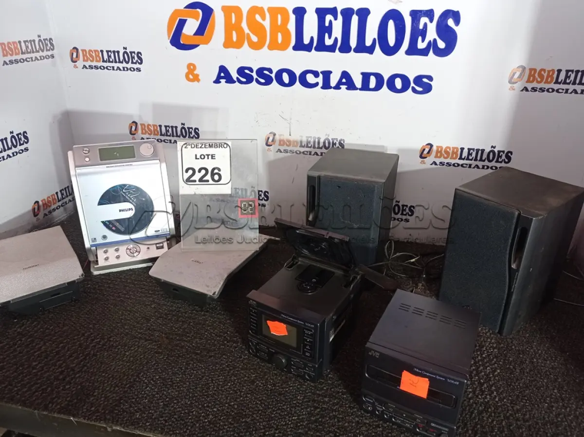 LOTE 226 - 02 APARELHOS DE SOM MARCA PHILLIPS E JVC. (NO ESTADO) ATENÇÃO! FAZER A VISITAÇÃO ANTES DE ARREMATAR, NÃO SABEMOS SE FUNCIONA. LEILÃO NÃO TEM GARANTIA E NEM DEVOLUÇÃO, SUJEITO A POSSÍVEIS AVARIAS VISÍVEIS/OCULTAS E/OU AUSÊNCIA DE COMPONENTES.