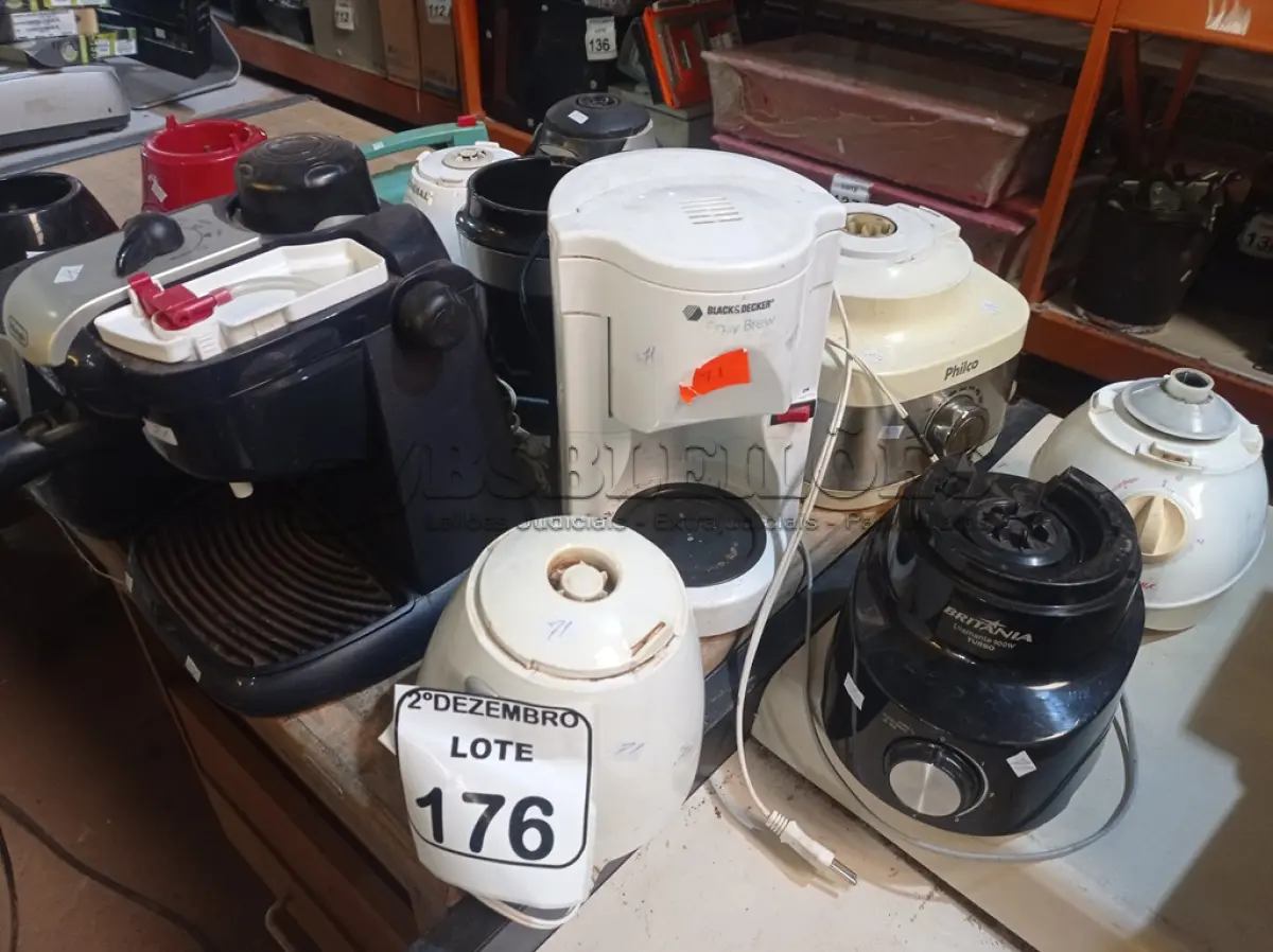 LOTE 176 - 01 LOTE C/VÁRIAS BASES DE LIQUIDIFICADORES E 02 CAFETEIRAS C/AVARIAS MARCAS E MODELOS DIVERSOS. (NO ESTADO) ATENÇÃO! FAZER A VISITAÇÃO ANTES DE ARREMATAR, NÃO SABEMOS SE FUNCIONA. LEILÃO NÃO TEM GARANTIA E NEM DEVOLUÇÃO, SUJEITO A POSSÍVEIS AVARIAS VISÍVEIS/OCULTAS E/OU AUSÊNCIA DE COMPONENTES.