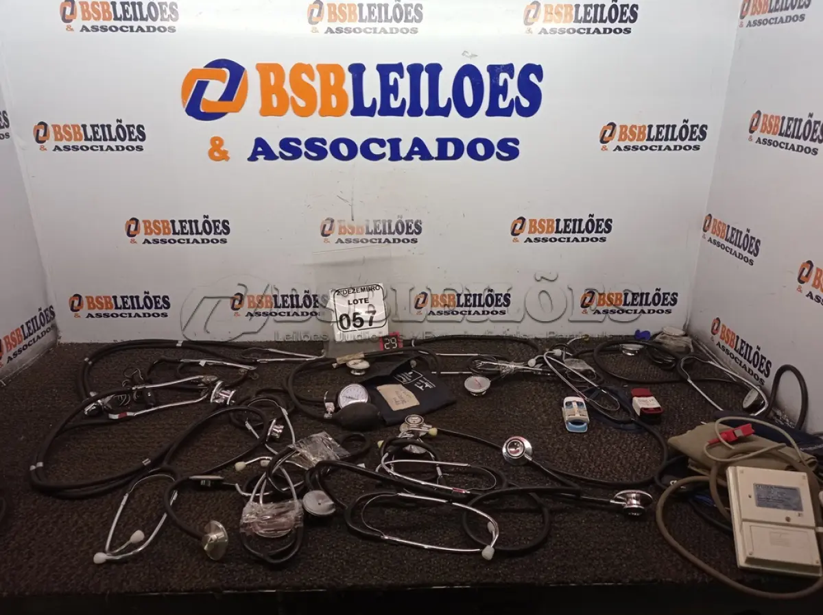 LOTE 057 - 01 LOTE C/VÁRIOS MEDIDORES DE PRESSÃO, ESTETOSCÓPIOS E MATERIAIS DIVERSOS. (NO ESTADO) ATENÇÃO! FAZER A VISITAÇÃO ANTES DE ARREMATAR, NÃO SABEMOS SE FUNCIONA. LEILÃO NÃO TEM GARANTIA E NEM DEVOLUÇÃO, SUJEITO A POSSÍVEIS AVARIAS VISÍVEIS/OCULTAS E/OU AUSÊNCIA DE COMPONENTES.