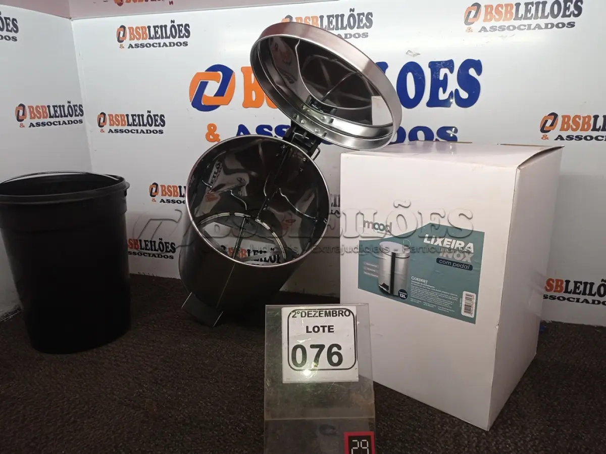 LOTE 076 - 01 LIXEIRA EM INOX COM PEDAL 12L MARCA MOOD. (NO ESTADO) ATENÇÃO! FAZER A VISITAÇÃO ANTES DE ARREMATAR, NÃO SABEMOS SE FUNCIONA. LEILÃO NÃO TEM GARANTIA E NEM DEVOLUÇÃO, SUJEITO A POSSÍVEIS AVARIAS VISÍVEIS/OCULTAS E/OU AUSÊNCIA DE COMPONENTES.