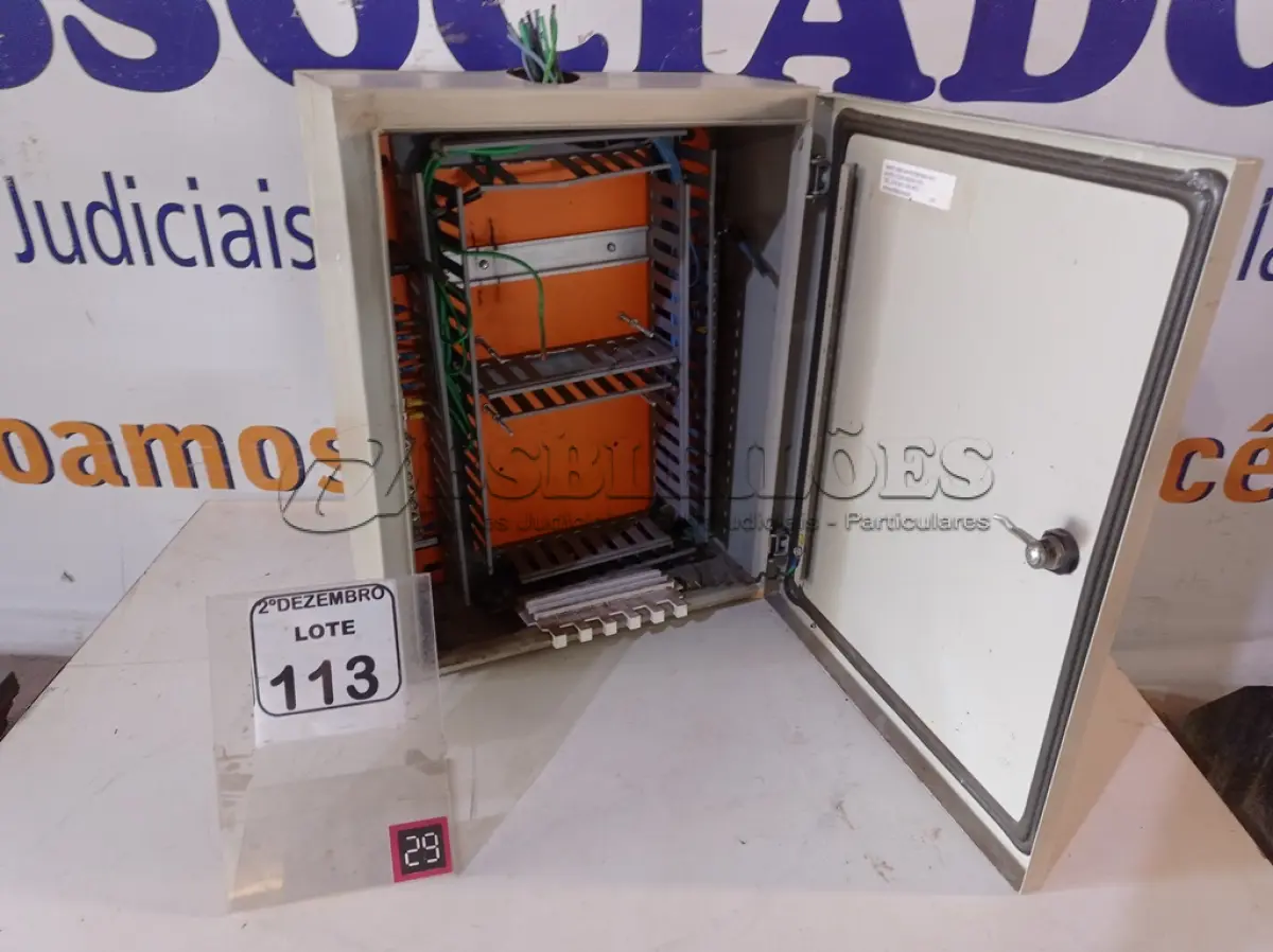 LOTE 113 - 01 QUADRO ELÉTRICO DE FERRO VAZIO. (NO ESTADO) ATENÇÃO! FAZER A VISITAÇÃO ANTES DE ARREMATAR, NÃO SABEMOS SE FUNCIONA. LEILÃO NÃO TEM GARANTIA E NEM DEVOLUÇÃO, SUJEITO A POSSÍVEIS AVARIAS VISÍVEIS/OCULTAS E/OU AUSÊNCIA DE COMPONENTES.