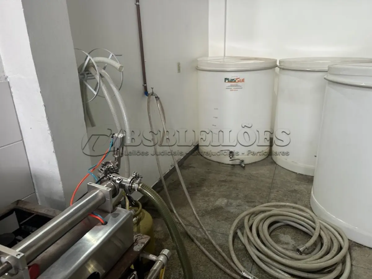 LOTE 001 - 01 FÁBRICA DE BEBIDAS COMPLETA, PRONTA PARA A OPERAÇÃO. OS EQUIPAMENTOS SERVEM PARA ENVASE DE LÍQUIDOS E PODEM SER USADOS PARA SUCO, ÁGUA MINERAL, CHÁ, KOMBUCHA, CERVEJA, VINHO, LEITE E IOGURTE. TODOS OS EQUIPAMENTOS QUE ENTRAM EM CONTATO COM A BEBIDA SEGUEM AS NORMAS EXIGIDAS PELO MINISTÉRIO DA AGRICULTURA (DE INOX OU OUTRO MATERIAL INERTE, FACILMENTE LAVÁVEIS E DESMONTÁVEIS). SÃO MODERNOS E DE ALTÍSSIMA QUALIDADE. A ENVASADORA CAVALARI POSSUI CAPACIDADE PARA PRODUZIR 4400 GARRAFAS POR HORA, JÁ FECHADAS, E É DE FÁCIL OPERAÇÃO, SENDO NECESSÁRIO SOMENTE 2 FUNCIONÁRIOS PARA OPERÁ-LA (UM NA ENTRADA DAS GARRAFAS E OUTRO NA SAÍDA), SEM QUE TENHAM CONTATO COM O LÍQUIDO ENVASADO, AUMENTANDO A SEGURANÇA SANITÁRIA. A CÂMARA FRIA POSSUI SISTEMA ONLINE ONDE É POSSÍVEL VERIFICAR A TEMPERATURA DA MESMA POR APLICATIVO NO CELULAR. TODOS OS EQUIPAMENTOS FUNCIONAM PERFEITAMENTE E SUA MANUTENÇÃO ERA FREQUENTE, O ÓLEO DOS COMPRESSORES SEMPRE FOI TROCADO NA DATA CERTA, E TODOS OS EQUIPAMENTOS SEMPRE FICARAM PROTEGIDOS DENTRO DA FÁBRICA. IDEAL PARA QUEM QUER COMEÇAR UM NEGÓCIO NA ÁREA DE BEBIDAS OU LATICÍNIOS, OU QUER AMPLIAR O SEU NEGÓCIO E DEIXAR A PRODUÇÃO MAIS SEGURA E EFICIENTE.(NO ESTADO)