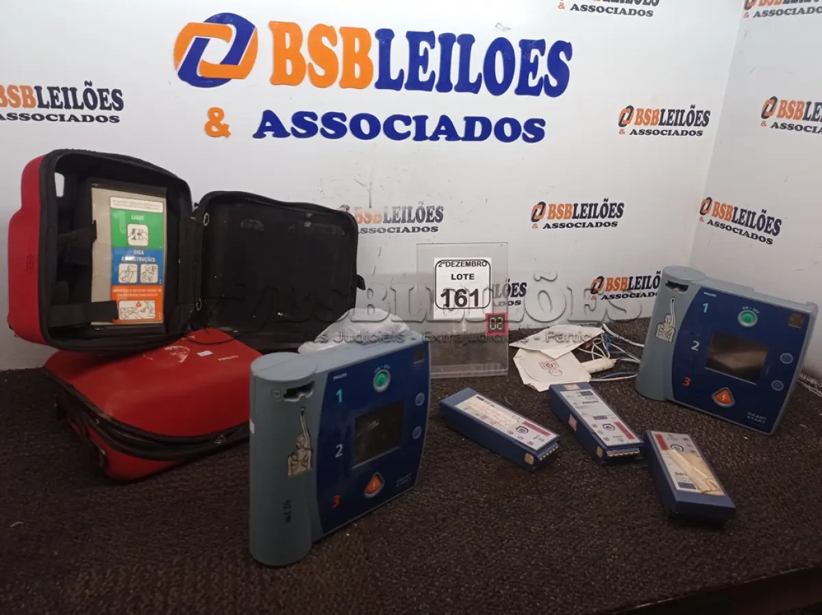 LOTE 161 - 02 DESFIBRILADORES. (NO ESTADO) ATENÇÃO! FAZER A VISITAÇÃO ANTES DE ARREMATAR, NÃO SABEMOS SE FUNCIONA. LEILÃO NÃO TEM GARANTIA E NEM DEVOLUÇÃO, SUJEITO A POSSÍVEIS AVARIAS VISÍVEIS/OCULTAS E/OU AUSÊNCIA DE COMPONENTES.