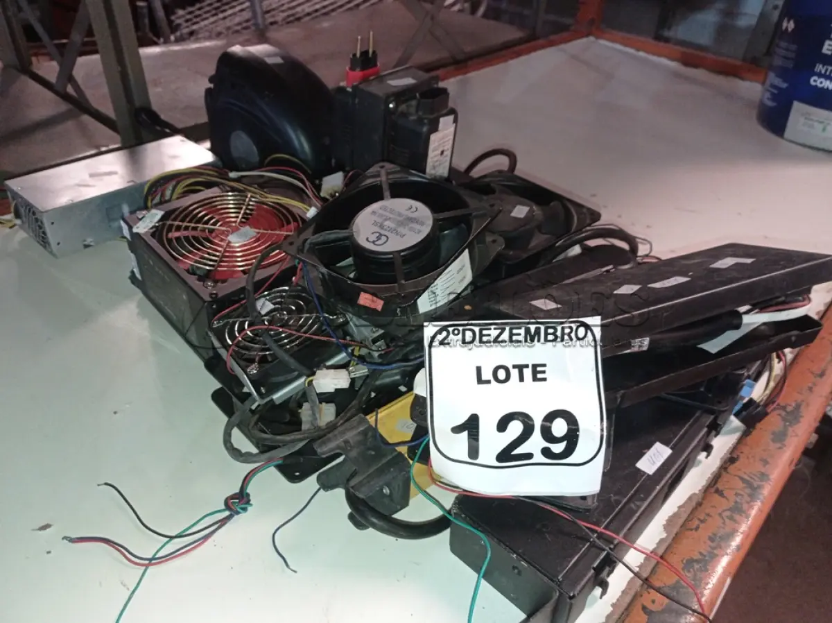 LOTE 129 - 01 LOTE C/VÁRIOS COOLERS, FONTES P/ PC E MATERIAIS DIVERSOS. (NO ESTADO) ATENÇÃO! FAZER A VISITAÇÃO ANTES DE ARREMATAR, NÃO SABEMOS SE FUNCIONA. LEILÃO NÃO TEM GARANTIA E NEM DEVOLUÇÃO, SUJEITO A POSSÍVEIS AVARIAS VISÍVEIS/OCULTAS E/OU AUSÊNCIA DE COMPONENTES.