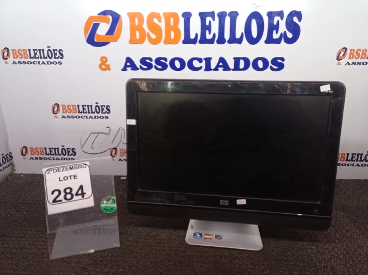LOTE 284 - 01 ALL IN ONE MARCA HP C/TECLADO E MOUSE. (NO ESTADO) ATENÇÃO! FAZER A VISITAÇÃO ANTES DE ARREMATAR, NÃO SABEMOS SE FUNCIONA. LEILÃO NÃO TEM GARANTIA E NEM DEVOLUÇÃO, SUJEITO A POSSÍVEIS AVARIAS VISÍVEIS/OCULTAS E/OU AUSÊNCIA DE COMPONENTES.