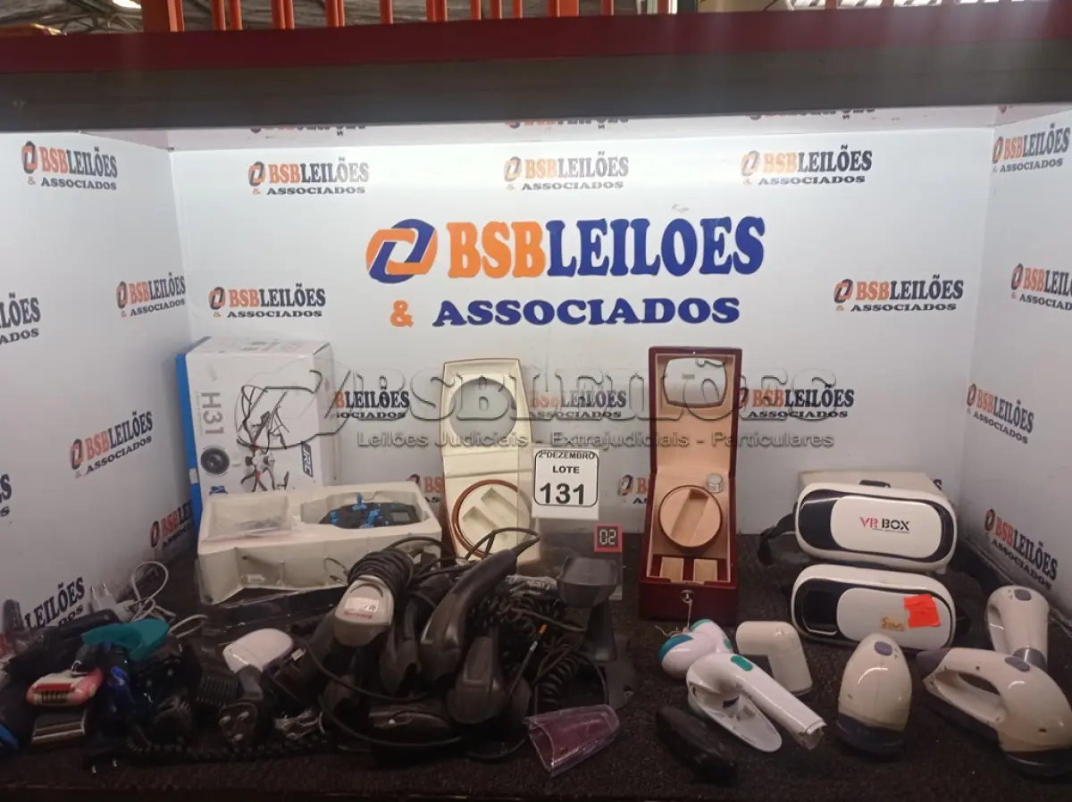 LOTE 131 - 02 EXPOSITORES P/RELÓGIOS, 02 ÓCULOS VIRTUAIS, LEITORES DE CÓDIGOS DE BARRAS, BARBEADORES E ELETRÔNICOS DIVERSOS. (NO ESTADO) ATENÇÃO! FAZER A VISITAÇÃO ANTES DE ARREMATAR, NÃO SABEMOS SE FUNCIONA. LEILÃO NÃO TEM GARANTIA E NEM DEVOLUÇÃO, SUJEITO A POSSÍVEIS AVARIAS VISÍVEIS/OCULTAS E/OU AUSÊNCIA DE COMPONENTES.