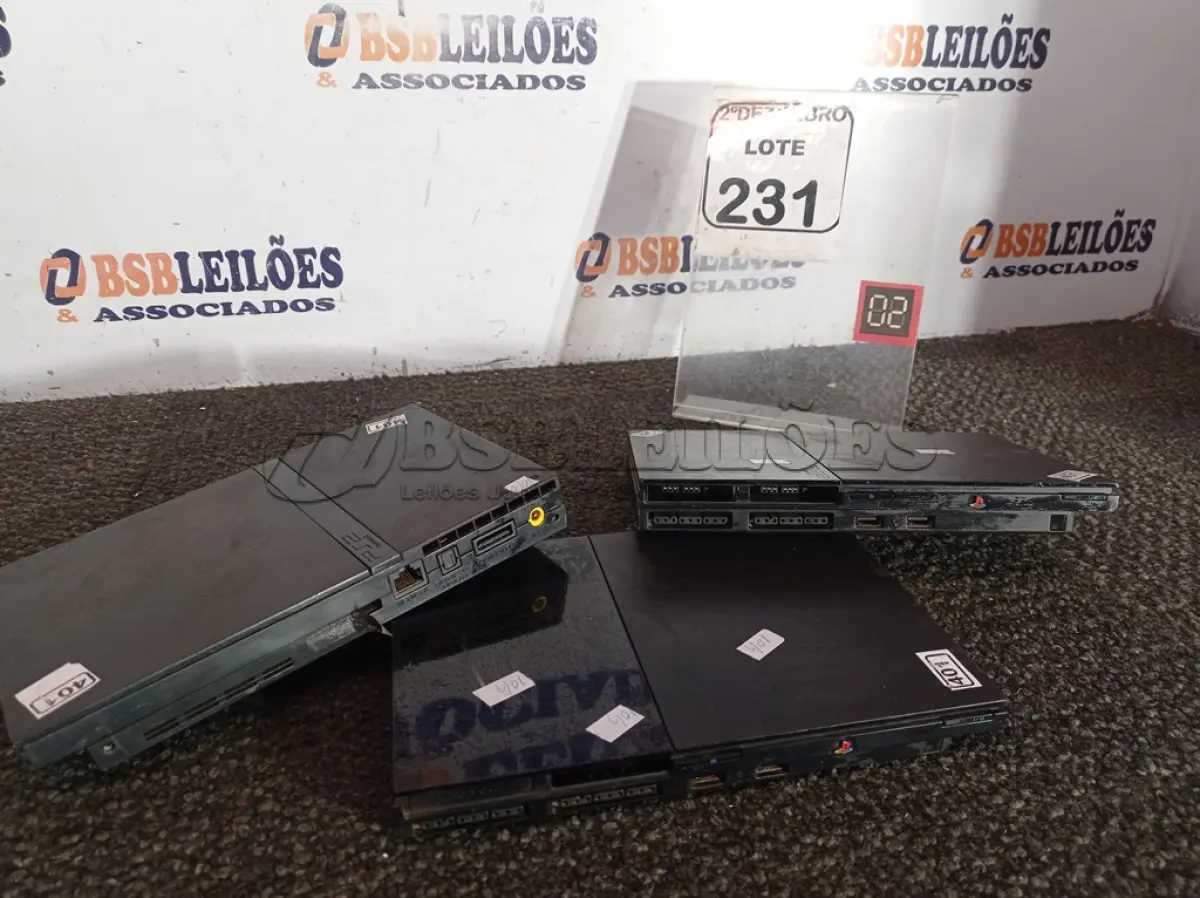 LOTE 231 - 02 VÍDEO GAMES PS2 MARCA SONY. (NO ESTADO) ATENÇÃO! FAZER A VISITAÇÃO ANTES DE ARREMATAR, NÃO SABEMOS SE FUNCIONA. LEILÃO NÃO TEM GARANTIA E NEM DEVOLUÇÃO, SUJEITO A POSSÍVEIS AVARIAS VISÍVEIS/OCULTAS E/OU AUSÊNCIA DE COMPONENTES.