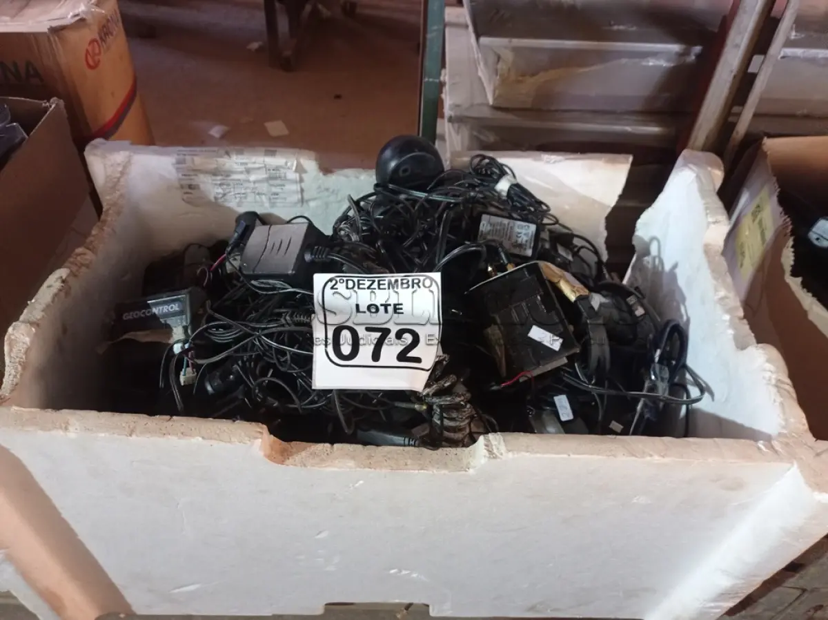 LOTE 072 - 01 LOTE C/GRANDE QUANTIDADE DE FONTES E MATERIAIS DIVERSOS. (NO ESTADO) ATENÇÃO! FAZER A VISITAÇÃO ANTES DE ARREMATAR, NÃO SABEMOS SE FUNCIONA. LEILÃO NÃO TEM GARANTIA E NEM DEVOLUÇÃO, SUJEITO A POSSÍVEIS AVARIAS VISÍVEIS/OCULTAS E/OU AUSÊNCIA DE COMPONENTES.