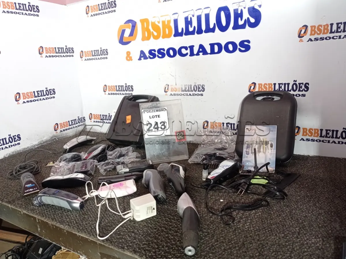 LOTE 243 - 01 LOTE C/VÁRIOS APARELHOS DE BARBEAR E MÁQUINAS DE CORTAR CABELO MARCAS E MODELOS DIVERSOS. (NO ESTADO) ATENÇÃO! FAZER A VISITAÇÃO ANTES DE ARREMATAR, NÃO SABEMOS SE FUNCIONA. LEILÃO NÃO TEM GARANTIA E NEM DEVOLUÇÃO, SUJEITO A POSSÍVEIS AVARIAS VISÍVEIS/OCULTAS E/OU AUSÊNCIA DE COMPONENTES.