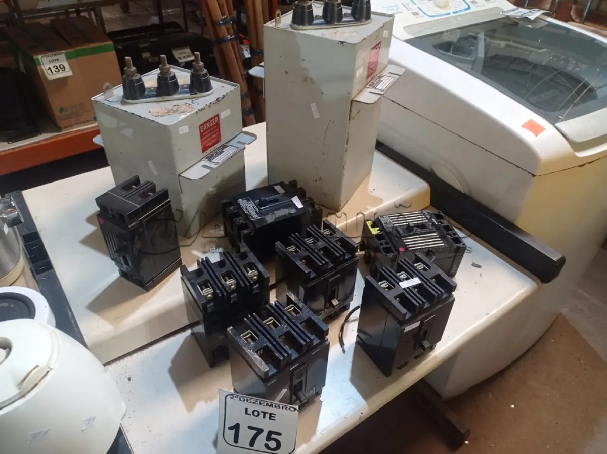LOTE 175 - 02 CAPACITORES E 07 DISJUNTORES MARCAS E MODELOS DIVERSOS. (NO ESTADO) ATENÇÃO! FAZER A VISITAÇÃO ANTES DE ARREMATAR, NÃO SABEMOS SE FUNCIONA. LEILÃO NÃO TEM GARANTIA E NEM DEVOLUÇÃO, SUJEITO A POSSÍVEIS AVARIAS VISÍVEIS/OCULTAS E/OU AUSÊNCIA DE COMPONENTES.