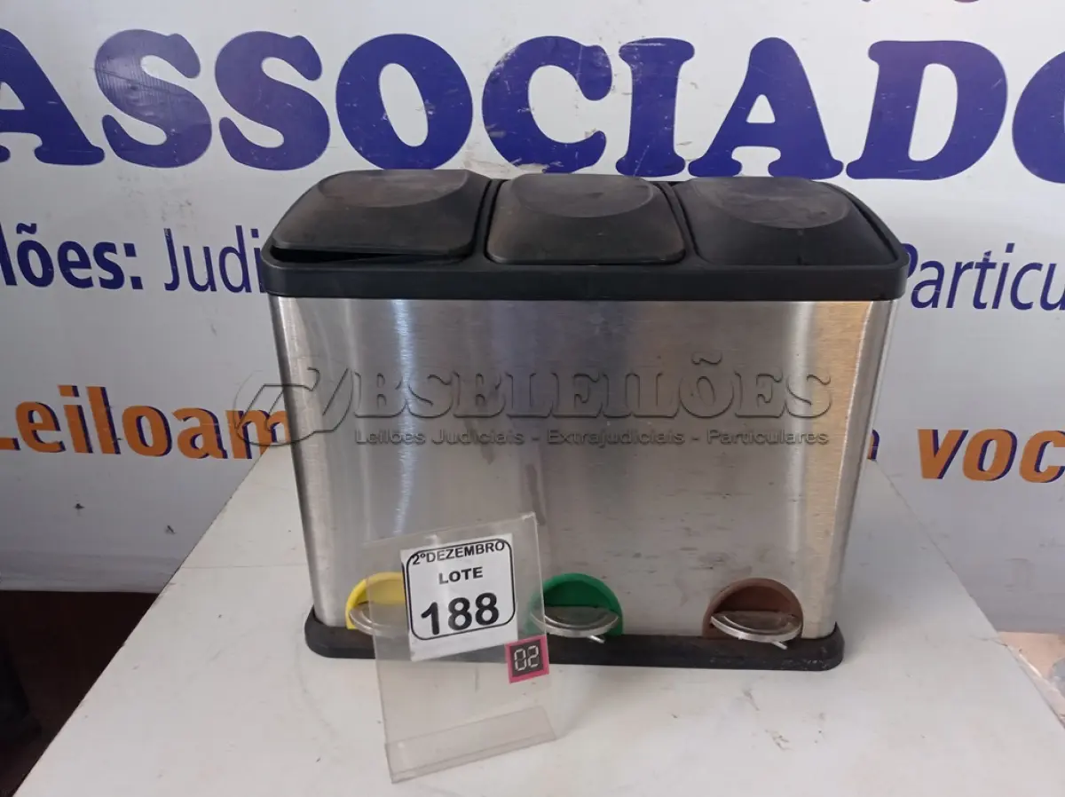 LOTE 188 - 01 LIXEIRA EM INOX C/PEDAL E 03 COMPARTIMENTOS. (NO ESTADO) ATENÇÃO! FAZER A VISITAÇÃO ANTES DE ARREMATAR, NÃO SABEMOS SE FUNCIONA. LEILÃO NÃO TEM GARANTIA E NEM DEVOLUÇÃO, SUJEITO A POSSÍVEIS AVARIAS VISÍVEIS/OCULTAS E/OU AUSÊNCIA DE COMPONENTES.