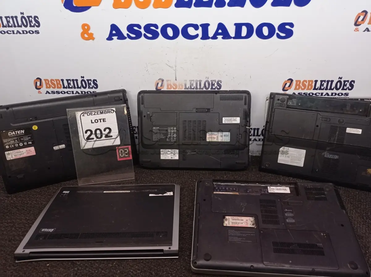LOTE 202 - 05 NOTEBOOKS MARCAS E MODELOS DIVERSOS P/RETIRADA DE PEÇAS. (NO ESTADO) ATENÇÃO! FAZER A VISITAÇÃO ANTES DE ARREMATAR, NÃO SABEMOS SE FUNCIONA. LEILÃO NÃO TEM GARANTIA E NEM DEVOLUÇÃO, SUJEITO A POSSÍVEIS AVARIAS VISÍVEIS/OCULTAS E/OU AUSÊNCIA DE COMPONENTES.