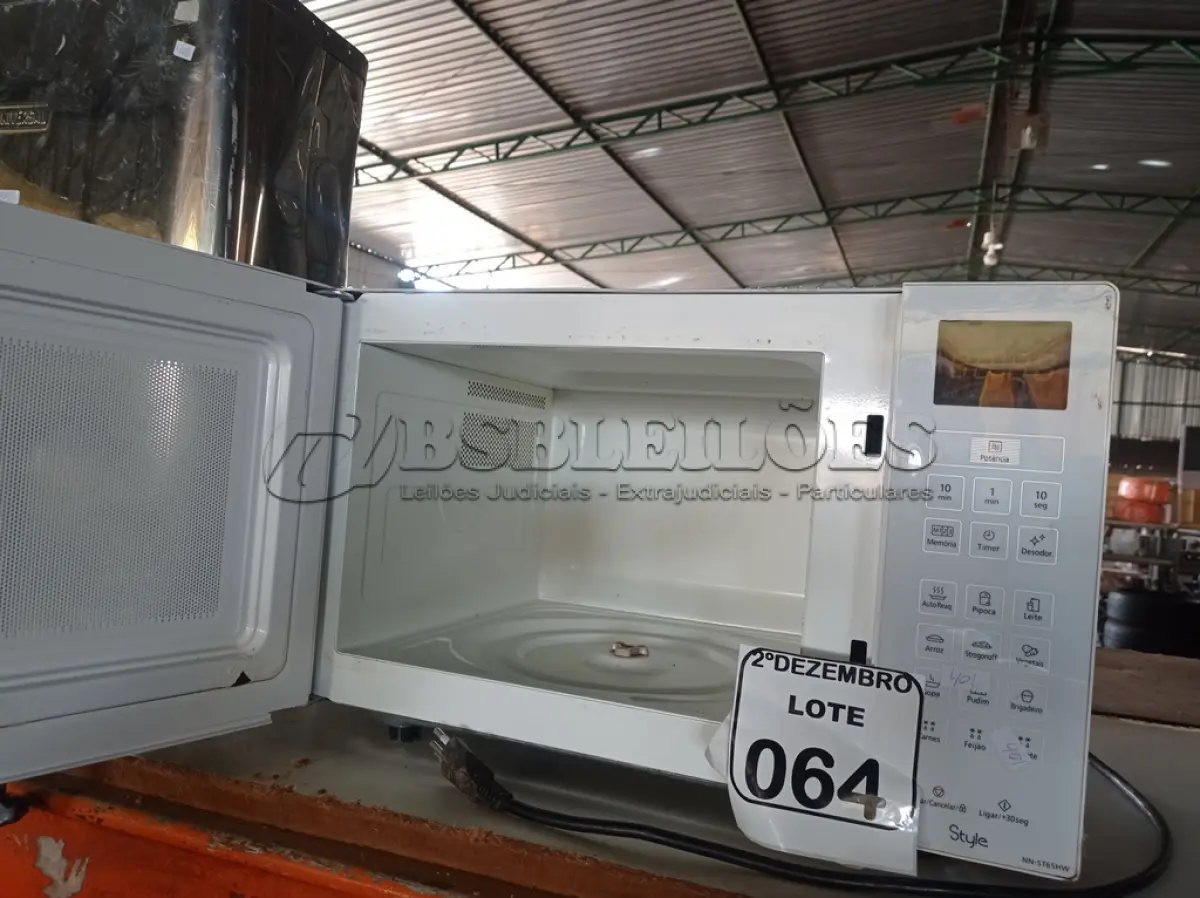LOTE 064 - 01 CAFETEIRA EM INOX E 01 MICRO-ONDAS MARCA PANASONIC. (NO ESTADO) ATENÇÃO! FAZER A VISITAÇÃO ANTES DE ARREMATAR, NÃO SABEMOS SE FUNCIONA. LEILÃO NÃO TEM GARANTIA E NEM DEVOLUÇÃO, SUJEITO A POSSÍVEIS AVARIAS VISÍVEIS/OCULTAS E/OU AUSÊNCIA DE COMPONENTES.