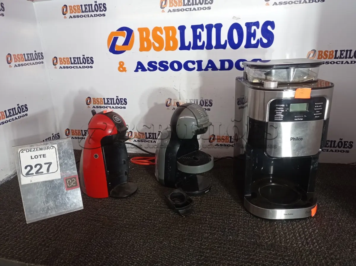 LOTE 227 - 03 CAFETEIRAS MARCAS E MODELOS DIVERSOS SENDO 02 DE CAPSULAS. (NO ESTADO) ATENÇÃO! FAZER A VISITAÇÃO ANTES DE ARREMATAR, NÃO SABEMOS SE FUNCIONA. LEILÃO NÃO TEM GARANTIA E NEM DEVOLUÇÃO, SUJEITO A POSSÍVEIS AVARIAS VISÍVEIS/OCULTAS E/OU AUSÊNCIA DE COMPONENTES.