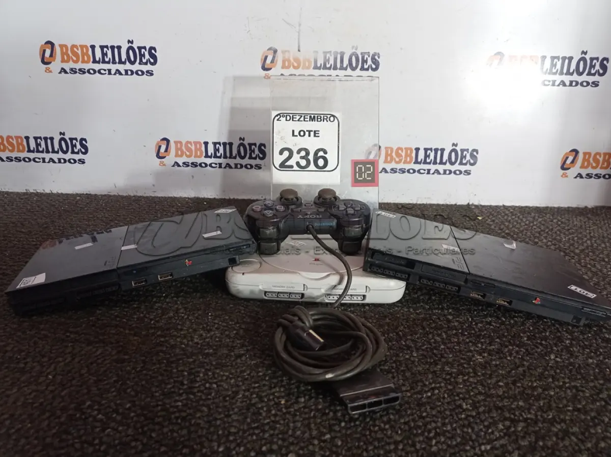 LOTE 236 - 01 VÍDEO GAME PS1 E 02 VÍDEO GAMES PS2 C/UM CONTROLE. (NO ESTADO) ATENÇÃO! FAZER A VISITAÇÃO ANTES DE ARREMATAR, NÃO SABEMOS SE FUNCIONA. LEILÃO NÃO TEM GARANTIA E NEM DEVOLUÇÃO, SUJEITO A POSSÍVEIS AVARIAS VISÍVEIS/OCULTAS E/OU AUSÊNCIA DE COMPONENTES.