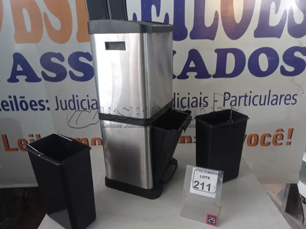 LOTE 211 - 01 LIXEIRA EM INOX C/PEDAL E 03 COMPARTIMENTOS. (NO ESTADO) ATENÇÃO! FAZER A VISITAÇÃO ANTES DE ARREMATAR, NÃO SABEMOS SE FUNCIONA. LEILÃO NÃO TEM GARANTIA E NEM DEVOLUÇÃO, SUJEITO A POSSÍVEIS AVARIAS VISÍVEIS/OCULTAS E/OU AUSÊNCIA DE COMPONENTES.