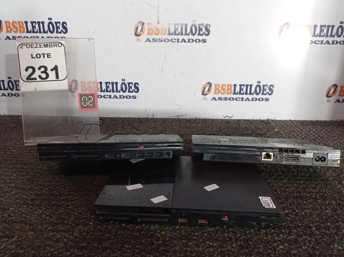 LOTE 231 - 02 VÍDEO GAMES PS2 MARCA SONY. (NO ESTADO) ATENÇÃO! FAZER A VISITAÇÃO ANTES DE ARREMATAR, NÃO SABEMOS SE FUNCIONA. LEILÃO NÃO TEM GARANTIA E NEM DEVOLUÇÃO, SUJEITO A POSSÍVEIS AVARIAS VISÍVEIS/OCULTAS E/OU AUSÊNCIA DE COMPONENTES.