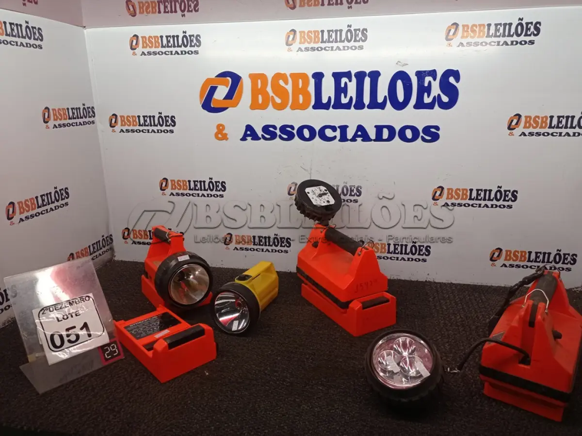 LOTE 051 - 06 LANTERNAS MARCAS E MODELOS DIVERSOS. (NO ESTADO) ATENÇÃO! FAZER A VISITAÇÃO ANTES DE ARREMATAR, NÃO SABEMOS SE FUNCIONA. LEILÃO NÃO TEM GARANTIA E NEM DEVOLUÇÃO, SUJEITO A POSSÍVEIS AVARIAS VISÍVEIS/OCULTAS E/OU AUSÊNCIA DE COMPONENTES.