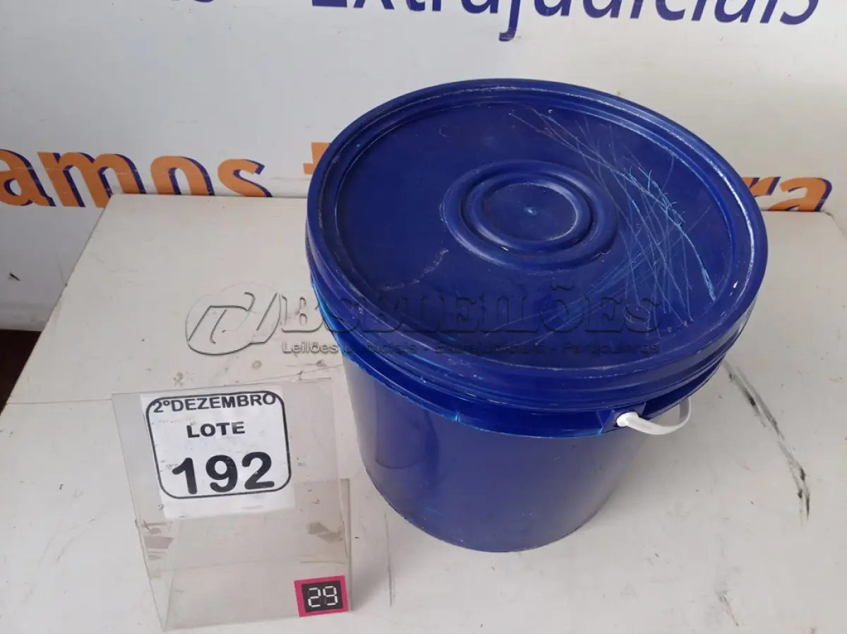 LOTE 192 - 01 BALDE DE TINTA. (NO ESTADO) ATENÇÃO! FAZER A VISITAÇÃO ANTES DE ARREMATAR, NÃO SABEMOS SE FUNCIONA. LEILÃO NÃO TEM GARANTIA E NEM DEVOLUÇÃO, SUJEITO A POSSÍVEIS AVARIAS VISÍVEIS/OCULTAS E/OU AUSÊNCIA DE COMPONENTES.