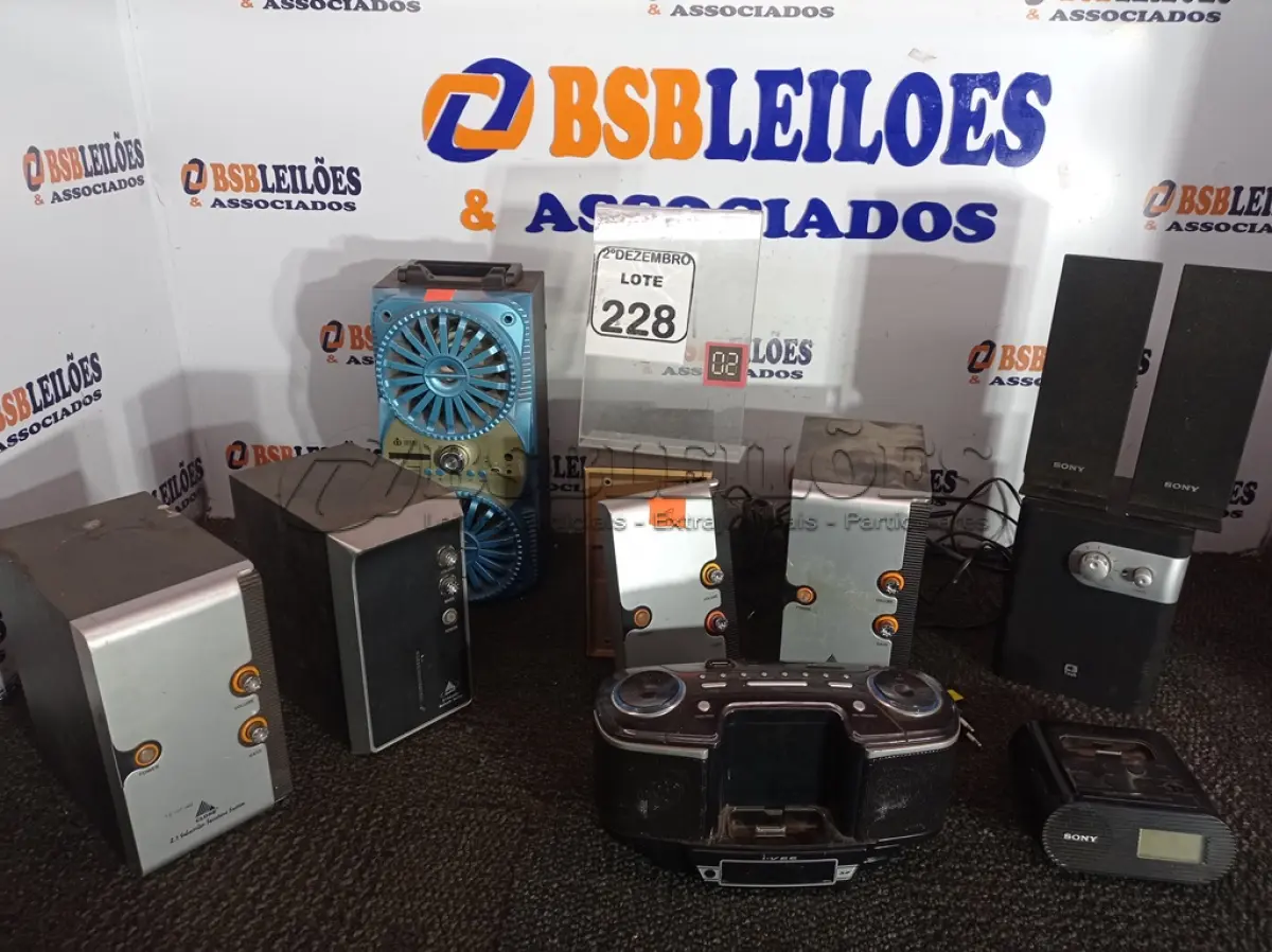 LOTE 228 - 01 LOTE C/VÁRIAS CAIXAS DE SOM MARCAS E MODELOS DIVERSOS. (NO ESTADO) ATENÇÃO! FAZER A VISITAÇÃO ANTES DE ARREMATAR, NÃO SABEMOS SE FUNCIONA. LEILÃO NÃO TEM GARANTIA E NEM DEVOLUÇÃO, SUJEITO A POSSÍVEIS AVARIAS VISÍVEIS/OCULTAS E/OU AUSÊNCIA DE COMPONENTES.