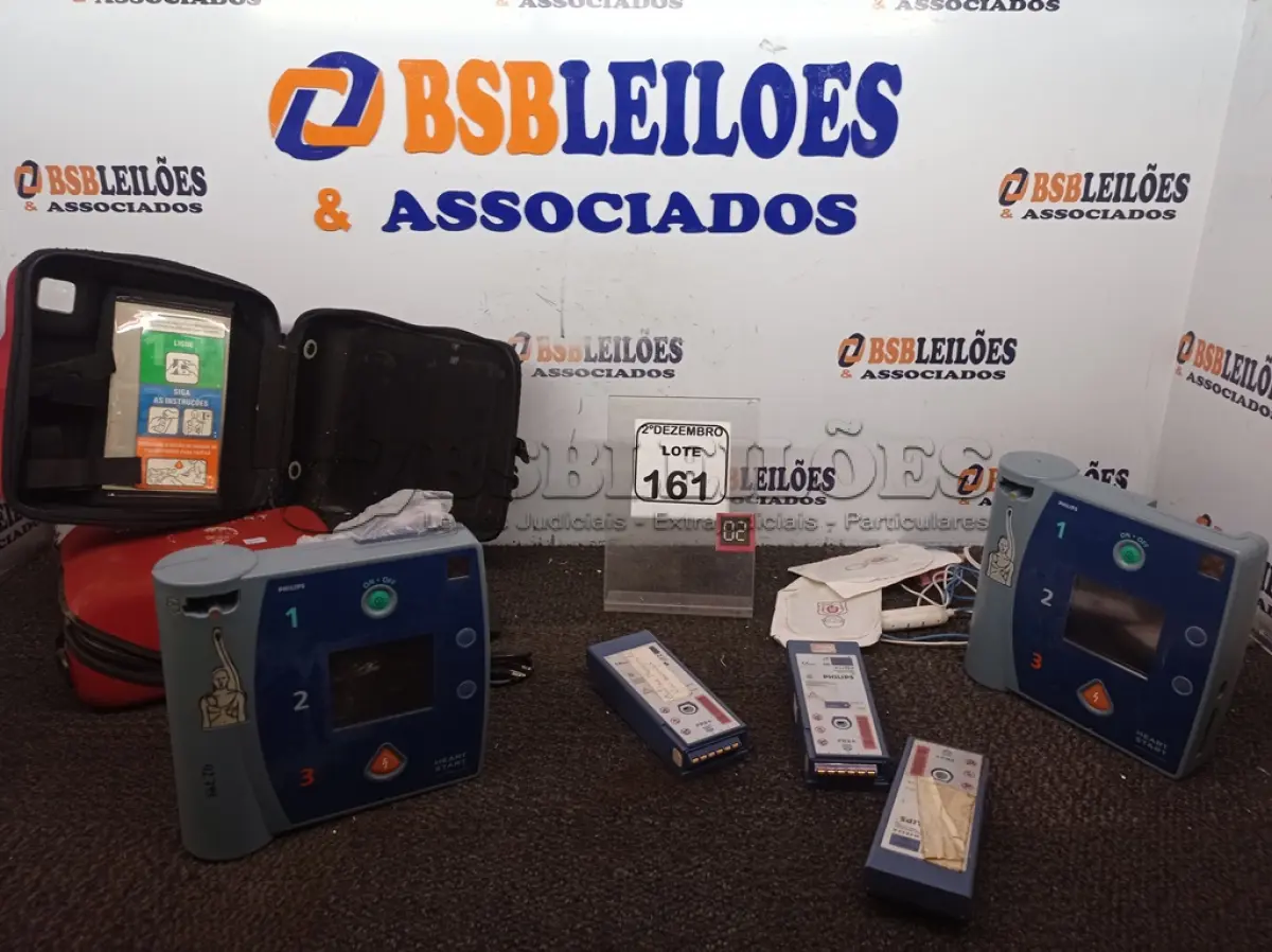 LOTE 161 - 02 DESFIBRILADORES. (NO ESTADO) ATENÇÃO! FAZER A VISITAÇÃO ANTES DE ARREMATAR, NÃO SABEMOS SE FUNCIONA. LEILÃO NÃO TEM GARANTIA E NEM DEVOLUÇÃO, SUJEITO A POSSÍVEIS AVARIAS VISÍVEIS/OCULTAS E/OU AUSÊNCIA DE COMPONENTES.