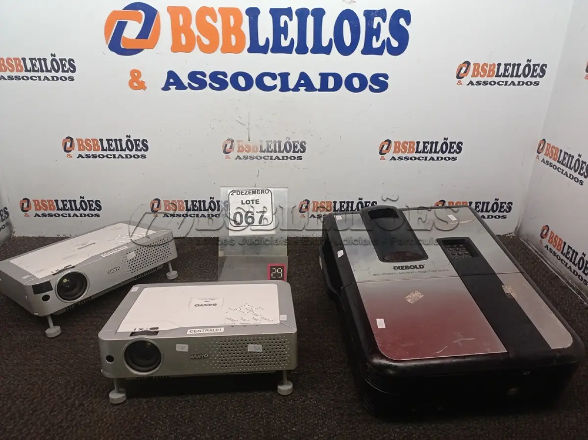 LOTE 067 - 03 PROJETORES MULTIMIDIA MARCAS E MODELOS DIVERSOS P/RETIRADA DE PEÇAS. (NO ESTADO) ATENÇÃO! FAZER A VISITAÇÃO ANTES DE ARREMATAR, NÃO SABEMOS SE FUNCIONA. LEILÃO NÃO TEM GARANTIA E NEM DEVOLUÇÃO, SUJEITO A POSSÍVEIS AVARIAS VISÍVEIS/OCULTAS E/OU AUSÊNCIA DE COMPONENTES.