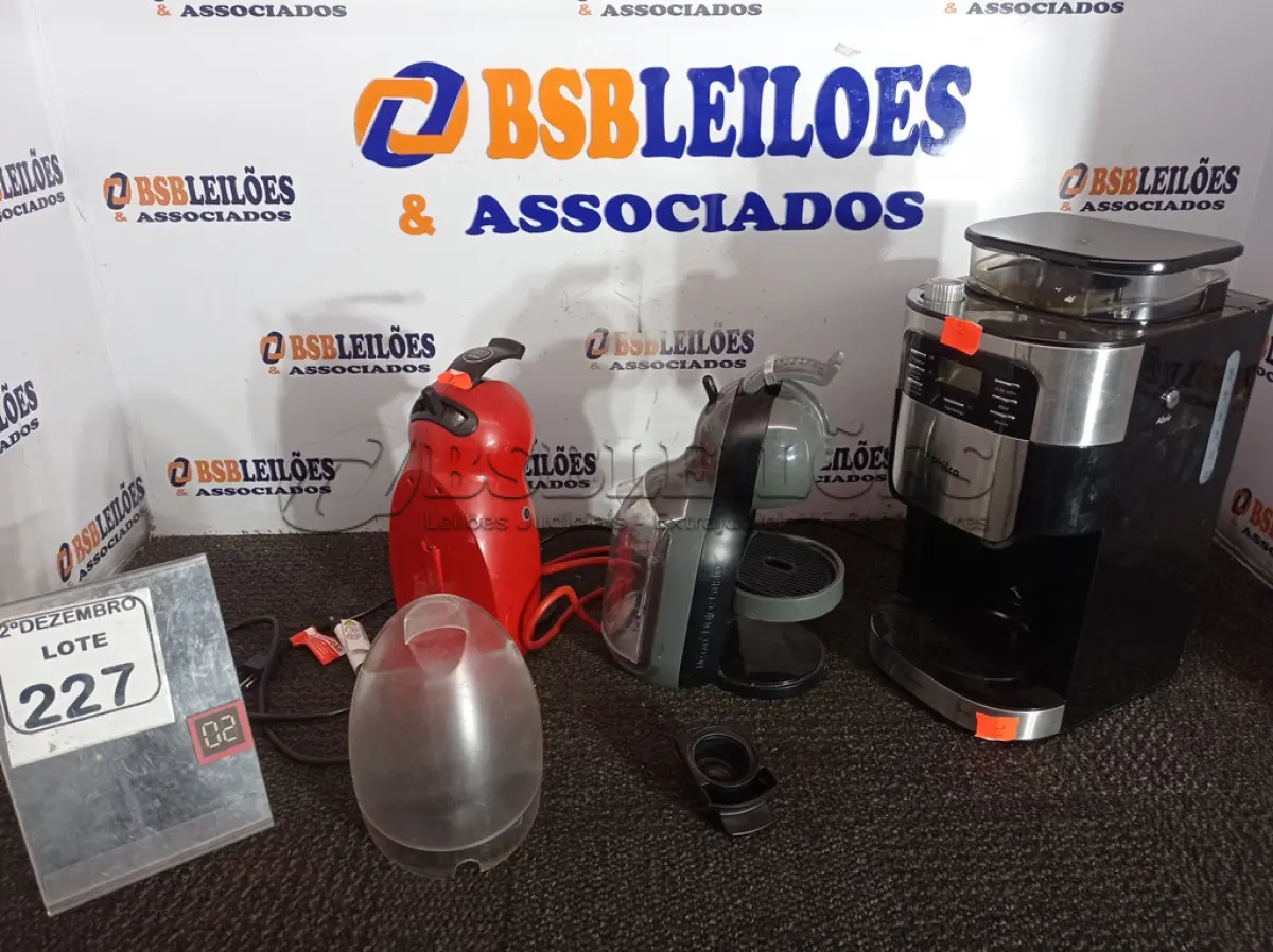 LOTE 227 - 03 CAFETEIRAS MARCAS E MODELOS DIVERSOS SENDO 02 DE CAPSULAS. (NO ESTADO) ATENÇÃO! FAZER A VISITAÇÃO ANTES DE ARREMATAR, NÃO SABEMOS SE FUNCIONA. LEILÃO NÃO TEM GARANTIA E NEM DEVOLUÇÃO, SUJEITO A POSSÍVEIS AVARIAS VISÍVEIS/OCULTAS E/OU AUSÊNCIA DE COMPONENTES.