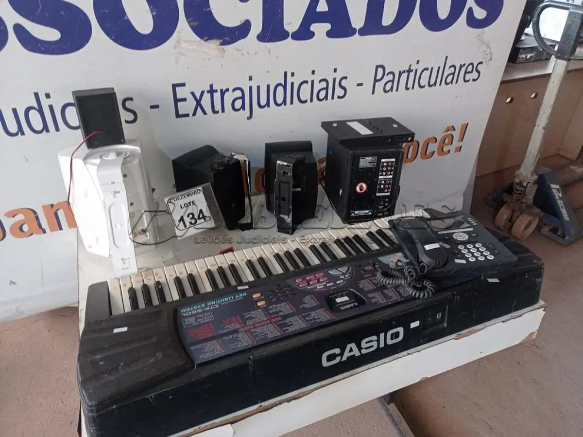 LOTE 134 - 01 TECLADO ELETRÔNICO MARCA CASIO MODELO CTK-560L E VÁRIAS CAIXAS DE SOM MARCAS E MODELOS DIVERSOS. (NO ESTADO) ATENÇÃO! FAZER A VISITAÇÃO ANTES DE ARREMATAR, NÃO SABEMOS SE FUNCIONA. LEILÃO NÃO TEM GARANTIA E NEM DEVOLUÇÃO, SUJEITO A POSSÍVEIS AVARIAS VISÍVEIS/OCULTAS E/OU AUSÊNCIA DE COMPONENTES.