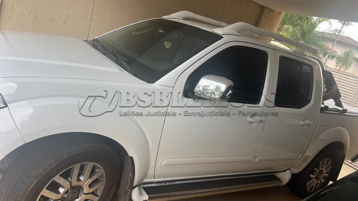 LOTE 004 - 01 NISSAN/FRONTIER SL 4X4 AUTOMATICA, BRANCA , DIESEL, ANO 2013/2014 (NO ESTADO) (RETIRADA EM GOIÂNIA -GO) (171.000 KM RODADOS)