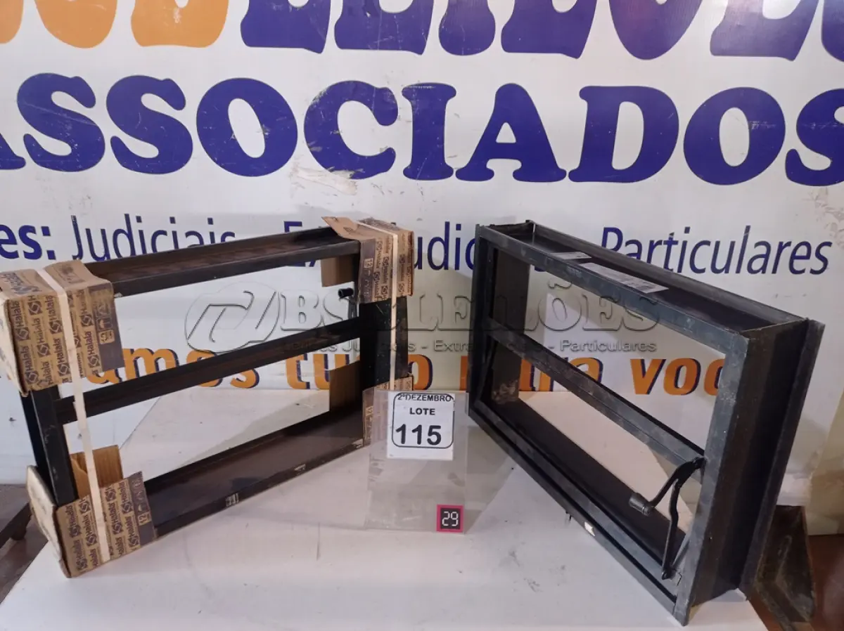 LOTE 115 - 02 JANELAS DE FERRO 60X40CM(NOVO). (NO ESTADO) ATENÇÃO! FAZER A VISITAÇÃO ANTES DE ARREMATAR, NÃO SABEMOS SE FUNCIONA. LEILÃO NÃO TEM GARANTIA E NEM DEVOLUÇÃO, SUJEITO A POSSÍVEIS AVARIAS VISÍVEIS/OCULTAS E/OU AUSÊNCIA DE COMPONENTES.