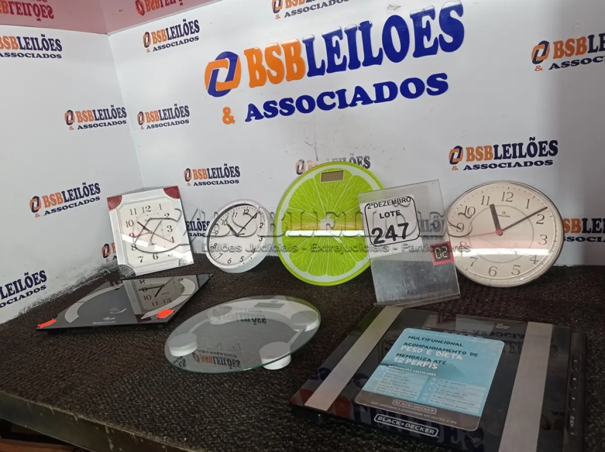 LOTE 247 - 04 BALANÇAS DIGITAIS E 02 RELÓGIOS P/PAREDE MARCAS E MODELOS DIVERSOS. (NO ESTADO) ATENÇÃO! FAZER A VISITAÇÃO ANTES DE ARREMATAR, NÃO SABEMOS SE FUNCIONA. LEILÃO NÃO TEM GARANTIA E NEM DEVOLUÇÃO, SUJEITO A POSSÍVEIS AVARIAS VISÍVEIS/OCULTAS E/OU AUSÊNCIA DE COMPONENTES.