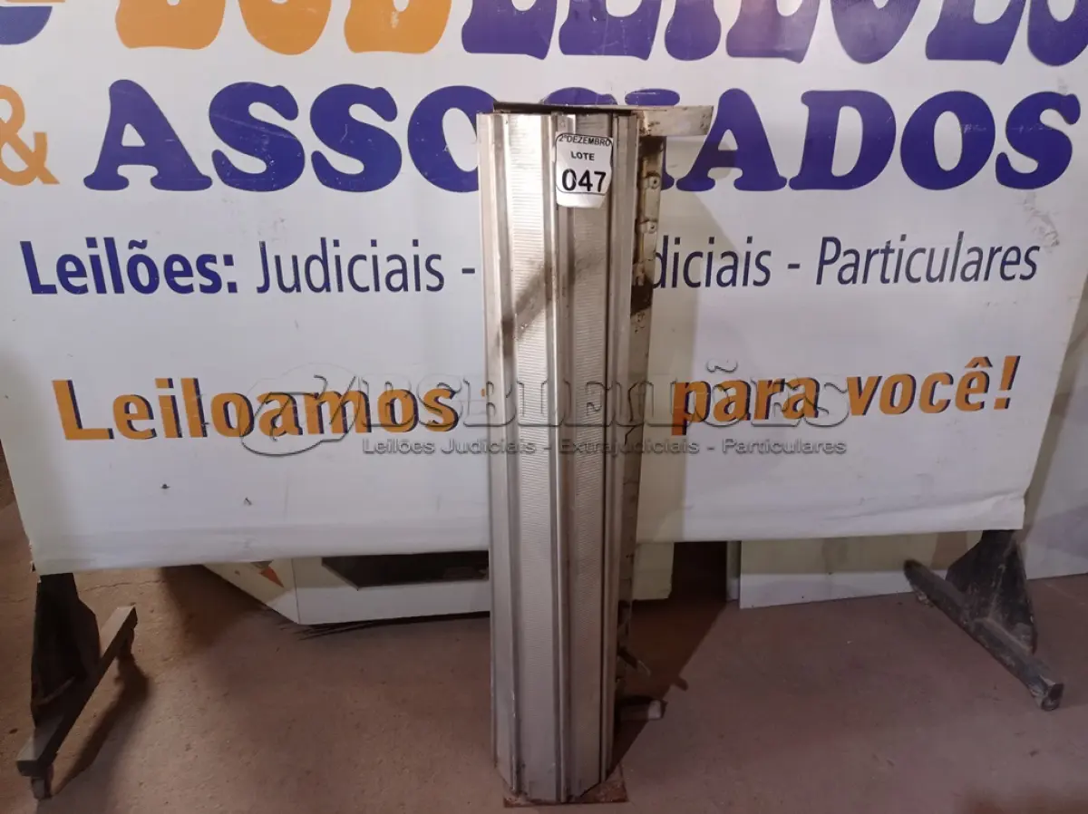 LOTE 047 - 01 PORTA DE ROLAR DE FERRO. (NO ESTADO) ATENÇÃO! FAZER A VISITAÇÃO ANTES DE ARREMATAR, NÃO SABEMOS SE FUNCIONA. LEILÃO NÃO TEM GARANTIA E NEM DEVOLUÇÃO, SUJEITO A POSSÍVEIS AVARIAS VISÍVEIS/OCULTAS E/OU AUSÊNCIA DE COMPONENTES.