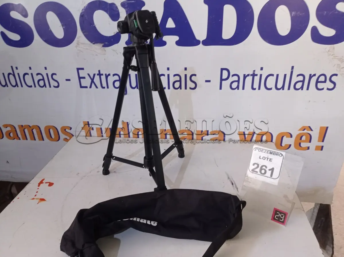 LOTE 261 - 01 TRIPÉ P/CÂMERA DIGITAL MARCA TOMATE. (NO ESTADO) ATENÇÃO! FAZER A VISITAÇÃO ANTES DE ARREMATAR, NÃO SABEMOS SE FUNCIONA. LEILÃO NÃO TEM GARANTIA E NEM DEVOLUÇÃO, SUJEITO A POSSÍVEIS AVARIAS VISÍVEIS/OCULTAS E/OU AUSÊNCIA DE COMPONENTES.