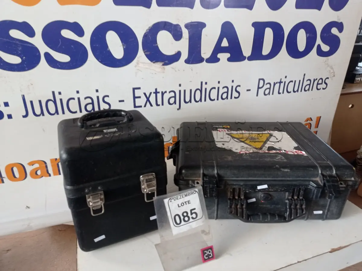 LOTE 085 - 02 MALETAS. (NO ESTADO) ATENÇÃO! FAZER A VISITAÇÃO ANTES DE ARREMATAR, NÃO SABEMOS SE FUNCIONA. LEILÃO NÃO TEM GARANTIA E NEM DEVOLUÇÃO, SUJEITO A POSSÍVEIS AVARIAS VISÍVEIS/OCULTAS E/OU AUSÊNCIA DE COMPONENTES.