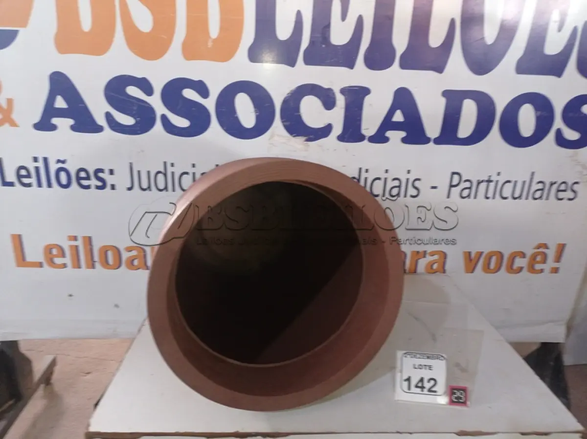 LOTE 142 - 01 VASO P/PLANTAS DE PLÁSTICO(NOVO). (NO ESTADO) ATENÇÃO! FAZER A VISITAÇÃO ANTES DE ARREMATAR, NÃO SABEMOS SE FUNCIONA. LEILÃO NÃO TEM GARANTIA E NEM DEVOLUÇÃO, SUJEITO A POSSÍVEIS AVARIAS VISÍVEIS/OCULTAS E/OU AUSÊNCIA DE COMPONENTES.