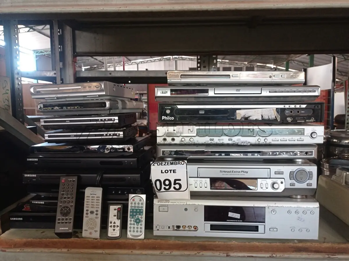 LOTE 095 - 01 VÍDEO CASSETE, 01 TOCA CDS E VÁRIOS APARELHOS DE DVD MARCAS E MODELOS DIVERSOS. (NO ESTADO) ATENÇÃO! FAZER A VISITAÇÃO ANTES DE ARREMATAR, NÃO SABEMOS SE FUNCIONA. LEILÃO NÃO TEM GARANTIA E NEM DEVOLUÇÃO, SUJEITO A POSSÍVEIS AVARIAS VISÍVEIS/OCULTAS E/OU AUSÊNCIA DE COMPONENTES.
