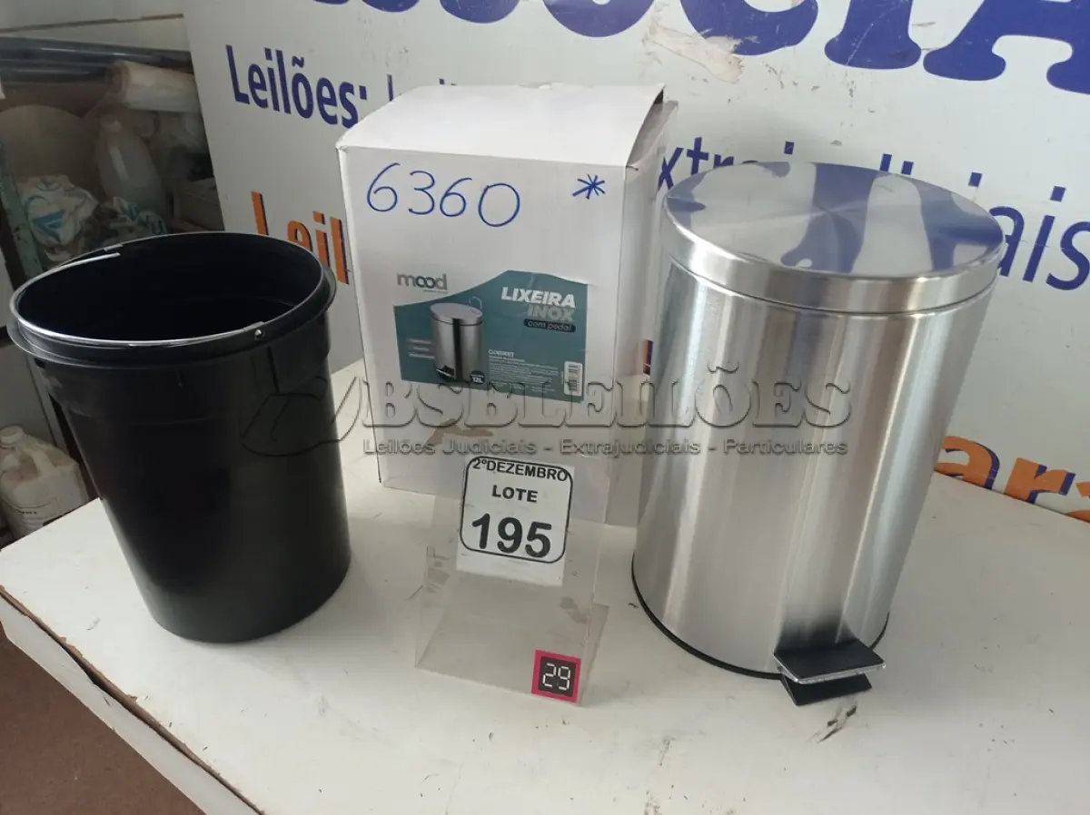 LOTE 195 - 01 LIXEIRA EM INOX COM PEDAL 12L MARCA MOOD. (NO ESTADO) ATENÇÃO! FAZER A VISITAÇÃO ANTES DE ARREMATAR, NÃO SABEMOS SE FUNCIONA. LEILÃO NÃO TEM GARANTIA E NEM DEVOLUÇÃO, SUJEITO A POSSÍVEIS AVARIAS VISÍVEIS/OCULTAS E/OU AUSÊNCIA DE COMPONENTES.