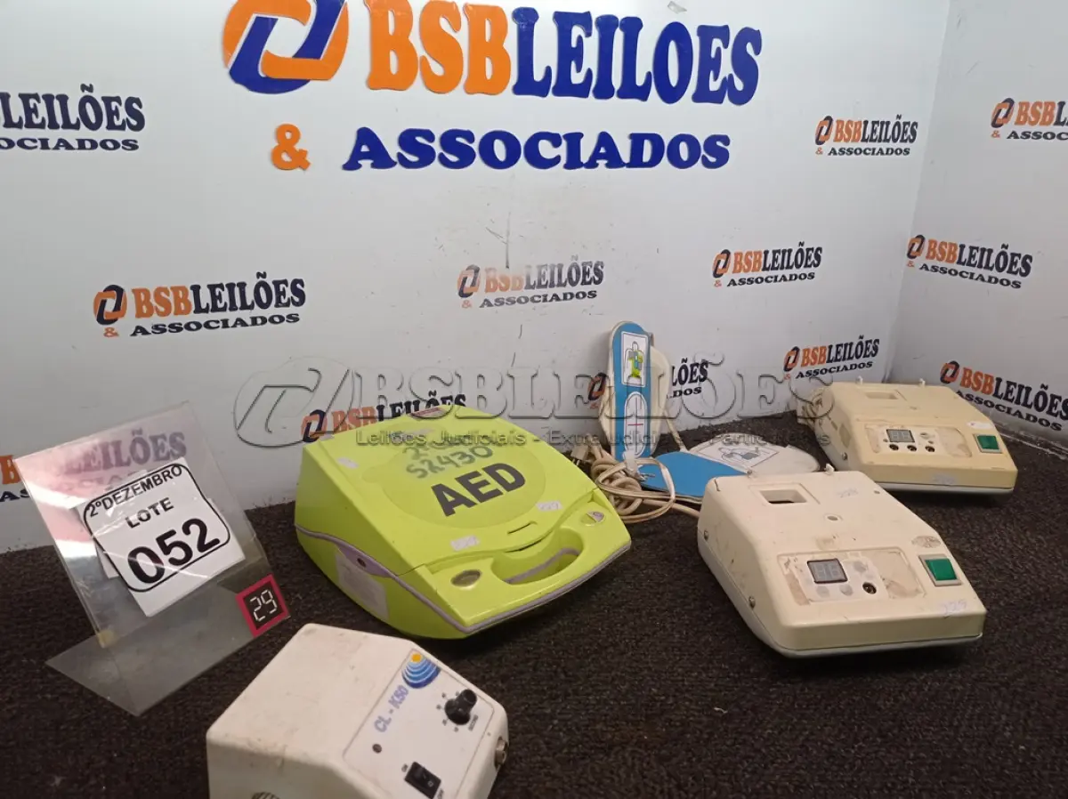 LOTE 052 - 01 LÂMPADA 02 AMALGAMADORES MARCA SCHUTERS E 02 DESFIBRILADORES PORTÁTEIS MARCAS E MODELOS DIVERSOS. (NO ESTADO) ATENÇÃO! FAZER A VISITAÇÃO ANTES DE ARREMATAR, NÃO SABEMOS SE FUNCIONA. LEILÃO NÃO TEM GARANTIA E NEM DEVOLUÇÃO, SUJEITO A POSSÍVEIS AVARIAS VISÍVEIS/OCULTAS E/OU AUSÊNCIA DE COMPONENTES.