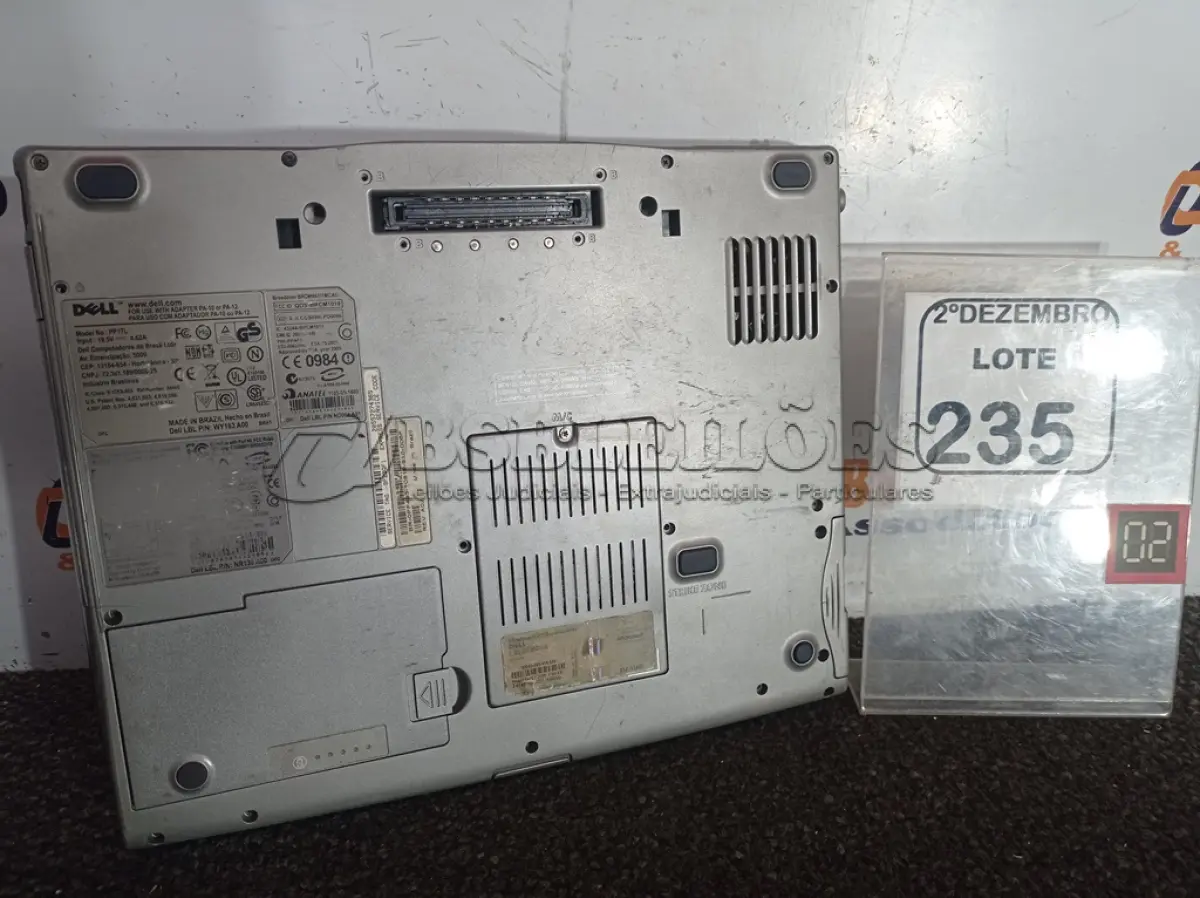 LOTE 235 - 01 NOTEBOOK MARCA DELL. (NO ESTADO) ATENÇÃO! FAZER A VISITAÇÃO ANTES DE ARREMATAR, NÃO SABEMOS SE FUNCIONA. LEILÃO NÃO TEM GARANTIA E NEM DEVOLUÇÃO, SUJEITO A POSSÍVEIS AVARIAS VISÍVEIS/OCULTAS E/OU AUSÊNCIA DE COMPONENTES.