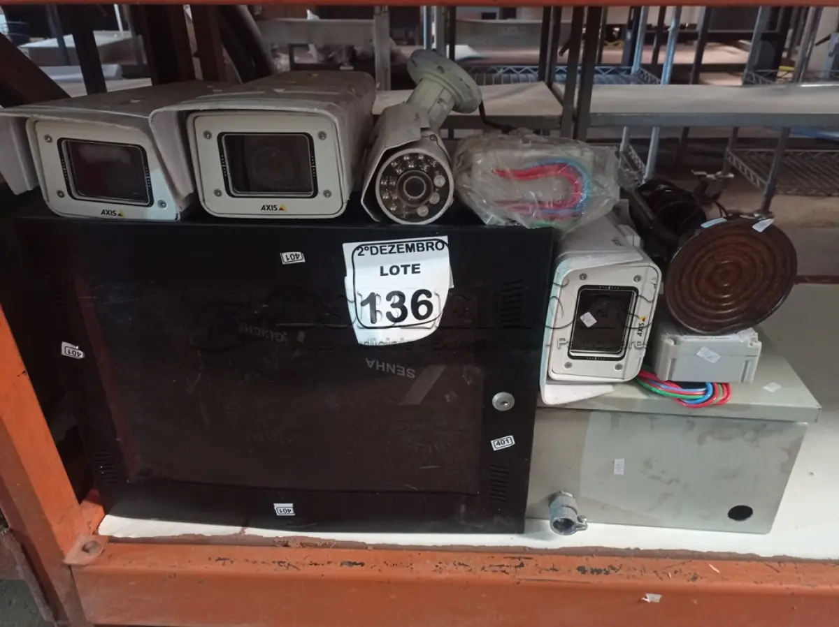 LOTE 136 - 01 LOTE C/VÁRIAS CÂMERAS DE SEGURANÇA, 01 RACK PEQUENO, 01 QUADRO ELÉTRICO E MATERIAIS DIVERSOS. (NO ESTADO) ATENÇÃO! FAZER A VISITAÇÃO ANTES DE ARREMATAR, NÃO SABEMOS SE FUNCIONA. LEILÃO NÃO TEM GARANTIA E NEM DEVOLUÇÃO, SUJEITO A POSSÍVEIS AVARIAS VISÍVEIS/OCULTAS E/OU AUSÊNCIA DE COMPONENTES.