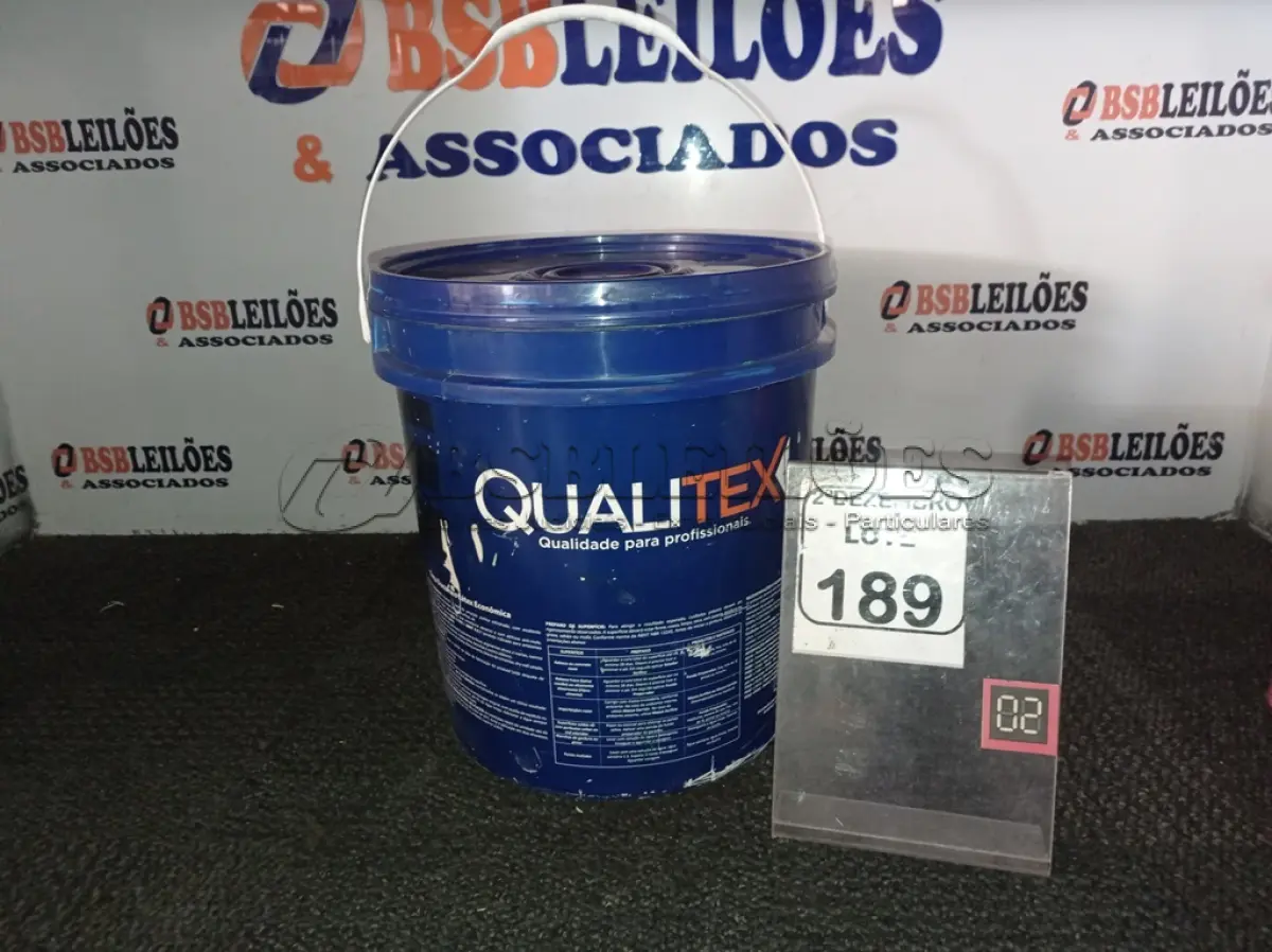 LOTE 189 - 01 GALÃO DE TINTA MARCA QUALITEX. (NO ESTADO) ATENÇÃO! FAZER A VISITAÇÃO ANTES DE ARREMATAR, NÃO SABEMOS SE FUNCIONA. LEILÃO NÃO TEM GARANTIA E NEM DEVOLUÇÃO, SUJEITO A POSSÍVEIS AVARIAS VISÍVEIS/OCULTAS E/OU AUSÊNCIA DE COMPONENTES.