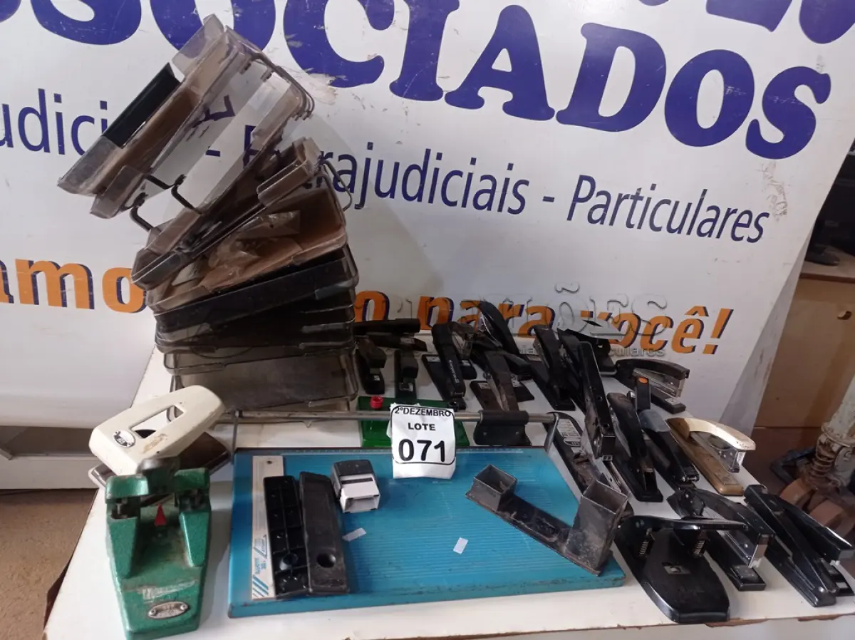 LOTE 071 - 01 LOTE C/VÁRIOS GRAMPEADORES E MATERIAIS DE ESCRITÓRIO DIVERSOS. (NO ESTADO) ATENÇÃO! FAZER A VISITAÇÃO ANTES DE ARREMATAR, NÃO SABEMOS SE FUNCIONA. LEILÃO NÃO TEM GARANTIA E NEM DEVOLUÇÃO, SUJEITO A POSSÍVEIS AVARIAS VISÍVEIS/OCULTAS E/OU AUSÊNCIA DE COMPONENTES.