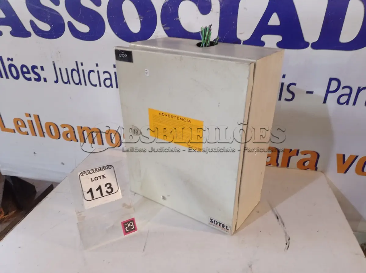 LOTE 113 - 01 QUADRO ELÉTRICO DE FERRO VAZIO. (NO ESTADO) ATENÇÃO! FAZER A VISITAÇÃO ANTES DE ARREMATAR, NÃO SABEMOS SE FUNCIONA. LEILÃO NÃO TEM GARANTIA E NEM DEVOLUÇÃO, SUJEITO A POSSÍVEIS AVARIAS VISÍVEIS/OCULTAS E/OU AUSÊNCIA DE COMPONENTES.